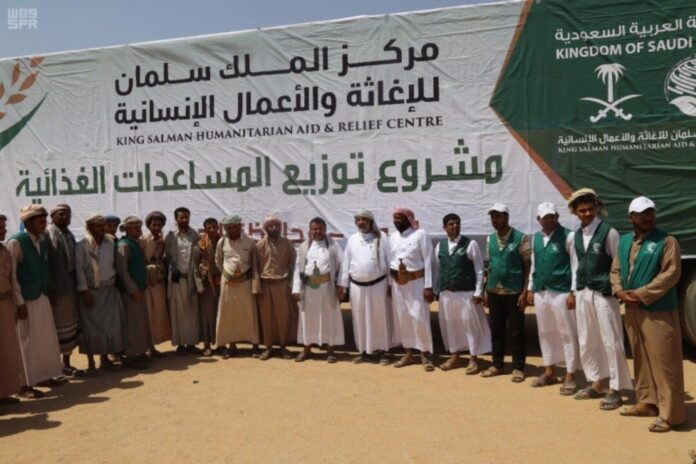 مركز الملك سلمان يوزع 3785 كرتونة من التمور في اليمن