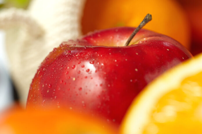 باحثون يكشفون عن تطويرهم جهاز استشعار بتقنية النانو، يكشف عن المبيدات الحشرية في الفاكهة