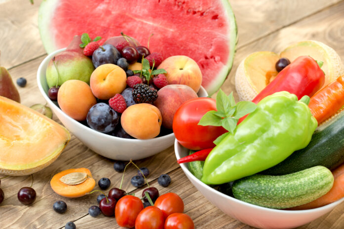تناول الفواكه والخضراوات زاهية اللون أمر ضروري للحفاظ على صحة النساء