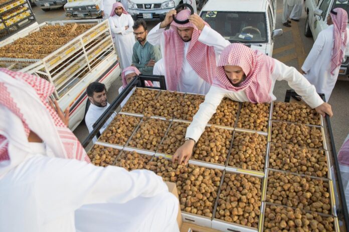 مهرجان بريدة يشهد عدداً كبيراً من أنواع التمور التي تغزو المزادات