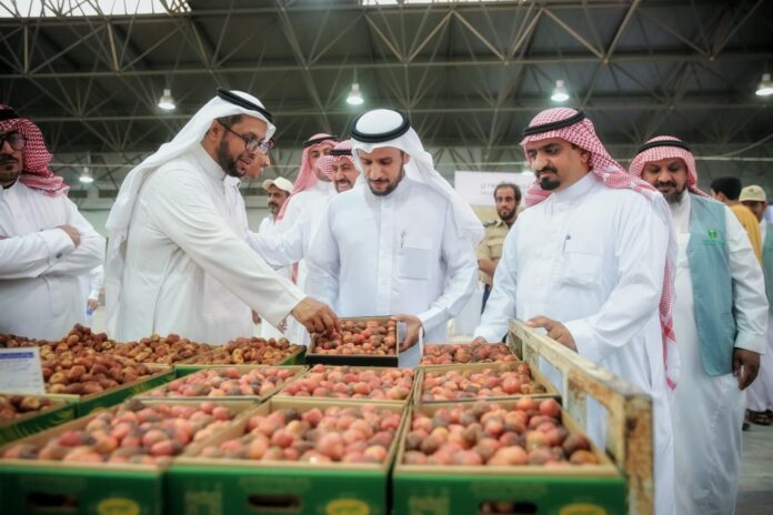 الرجيعي يتفقد سير العمل بمهرجان سكرية المذنب الحمراء