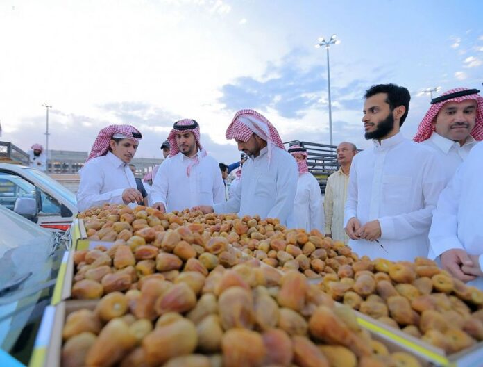 سوق التمور بمحافظة البكيرية يلقى إقبالاً كبيراً من المواطنين