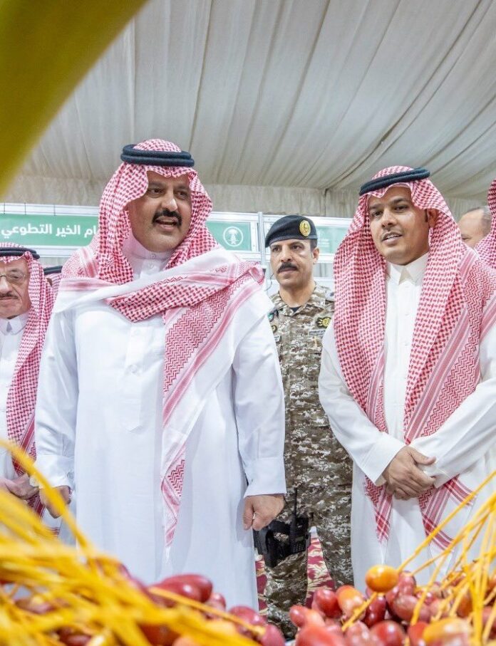 فيديو .. الأمير عبد العزيز بن سعد يُهادي  بائع تمور خلال حفلَ مهرجان التمور