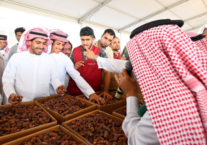 اقبال كبير من الأهالي والزوار من داخل وخارج المملكة في مزاد العلا للتمور