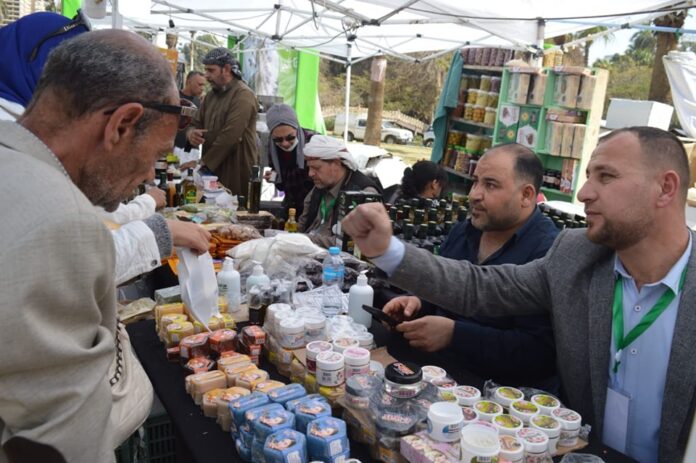 فيديو .. منتجات يدوية يدوية الصنع رائعة ومختلفة من سعف وعرجون النخيل بمهرجان التمور بحديقة الأورمان