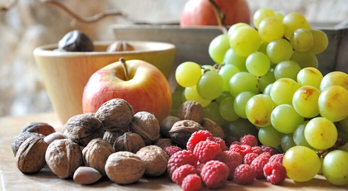 الفاكهة إلى المكسرات .. الأطعمة التي يجب أن تستهلكها لضمان البروتين الكافي في الجسم