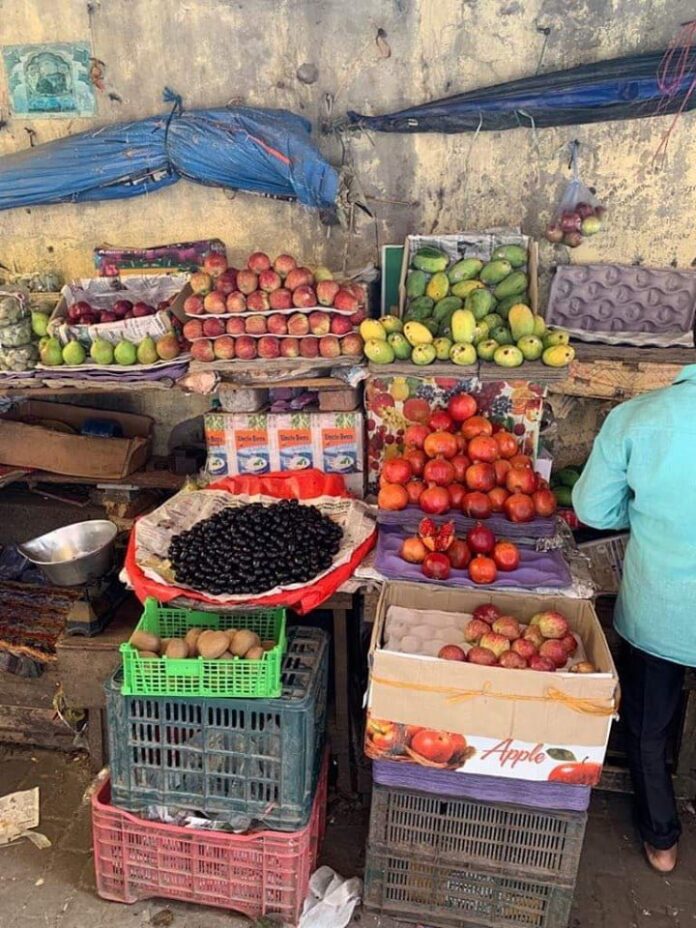 صور .. كيف يباع التفاح في الهند